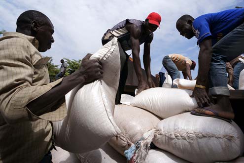 Mali relief workers unloading food