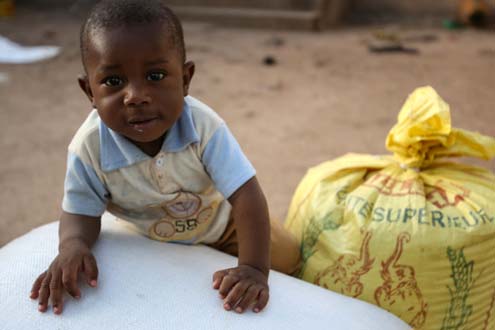 Mali children sharing relief food